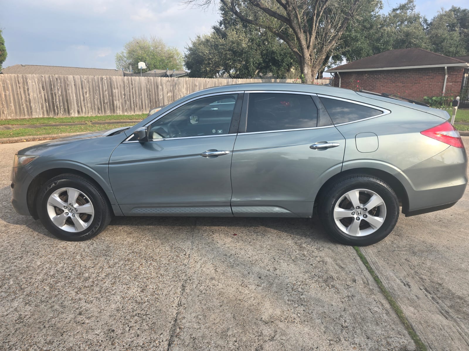 2010 Honda Crosstour – Versatile Crossover with 160K Miles | Smooth & Spacious!